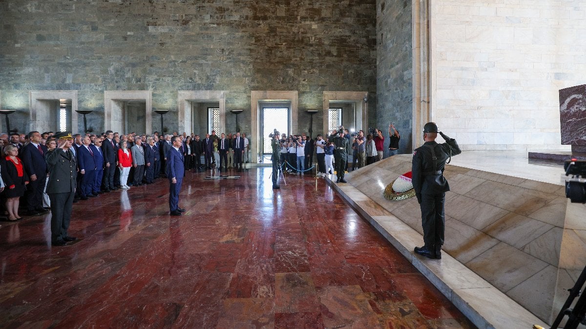 CHP Genel Başkanı Özgür Özel, Anıtkabir’i ziyaret etti