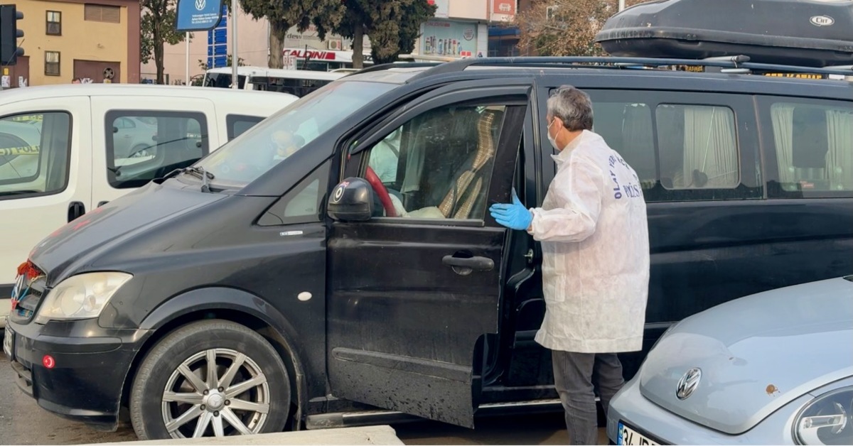 Park halindeki minibüste şüpheli ölüm