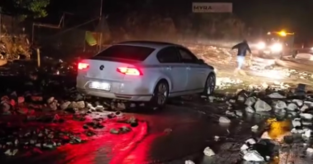 Kara yolunu kapatan sağanak!