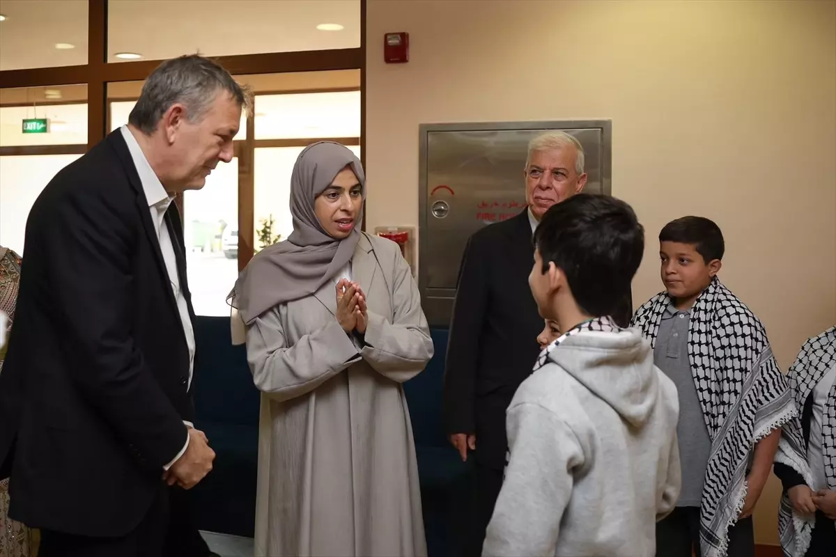 UNRWA Genel Komiseri Doha’da Filistin Okulu’nu Ziyaret Etti